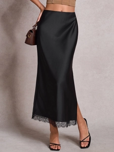 Jupe longue élégante en satin noir avec bordure en dentelle et fente latérale chic