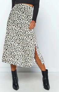 Detailansicht des Leopardenmuster-Chiffonrocks mit hoher Taille und elegantem Seitenschlitz