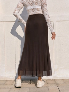 Vue détaillée du dos d'une jupe sirène marron à taille haute avec ourlet en maille fine