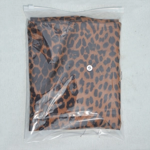 Détail d'une jupe léopard emballée dans un sachet givré avec étiquette de taille S