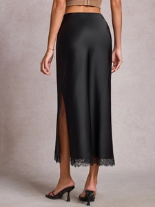 Jupe mi-longue élégante en satin noir avec fente haute et bordure en dentelle