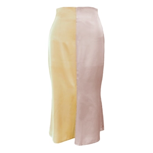 Detail eines Satin-Midirocks mit hoher Taille und gelb-lila Kontrast-Patchwork-Design