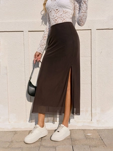 Détail de la jupe en tulle marron foncé à taille haute avec fente latérale élégante