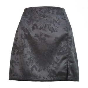 Mini-jupe noire en satin jacquard à taille haute avec fente latérale et motif floral