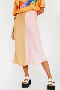 Details des Satin-Maxirocks mit hoher Taille und Khaki-Rosa-Farbblock-Design