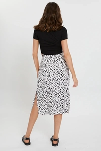 Rückansicht eines Chiffon-Midirocks mit Leopardenmuster, hoher Taille und Seitenschlitz