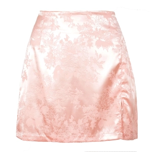 Détail de la mini-jupe en satin jacquard rose avec fente latérale et motif floral