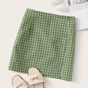 Mini-jupe à carreaux verts avec taille haute et fente latérale en style flat lay mode