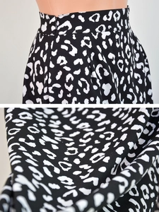 Detail eines Leopardenrocks mit hoher Taille, verdecktem Reißverschluss und Struktur