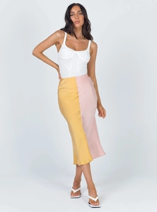 Detail eines Satin-Midirocks mit hoher Taille und rosa-gelbem Farblock-Design