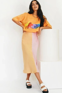 Detail eines Satin-Midirocks mit hoher Taille und orange-rosa Farblock-Patchwork-Design