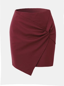 Détail du nœud asymétrique et des plis froncés sur cette mini-jupe bordeaux