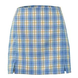 Détail de mini-jupe à carreaux taille haute avec fentes latérales et motif bleu