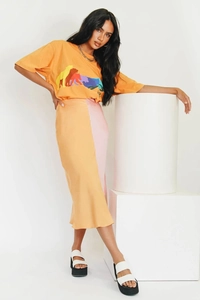 Detail eines hoch taillierten Satinrocks in Orange und Rosa mit modernem Patchwork-Design