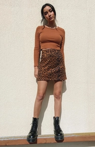 Tenue complète avec mini-jupe léopard chic et haut en maille à manches longues caramel
