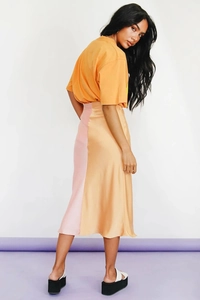 Detailansicht des zweifarbigen Satin-Maxirocks mit hoher Taille und seidigem Glanz