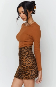 Détail de la mini-jupe léopard à taille haute avec haut côtelé marron à manches longues