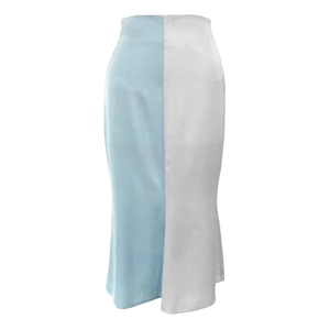 Satin-Midirock mit hoher Taille und blau-weißem Color-Block-Design in seidiger Optik