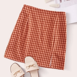 Détail de la mini-jupe à carreaux avec fente latérale stylée et motif à carreaux orange vif