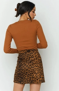 Vue détaillée du dos d'une mini-jupe léopard à taille haute avec un haut en tricot