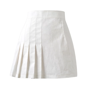 Détail de la jupe plissée blanche à taille haute avec un design latéral asymétrique