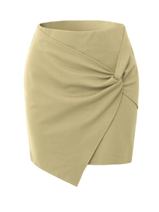 Détail de mini-jupe kaki clair avec nœud latéral et ourlet asymétrique drapé élégant