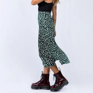 Damen-Midirock in Dunkelgrün mit Leopardenmuster, hoher Taille und Schlitz am Saum