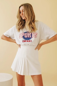 Détail d'un ensemble t-shirt gris clair Sports Cafe et jupe plissée blanche femme