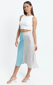 Details eines Satin-Midirocks mit hoher Taille und blau-silbernem Color-Block-Fischschwanz-Design