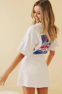 Détail du dos du t-shirt blanc pour femme avec imprimé Super Bowl et jupe assortie