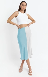 Details eines hoch taillierten Satin-Midirocks mit zweifarbigem Design in Blau und Grau