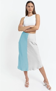 Detail eines Satin-Midirocks mit hoher Taille und farblich abgesetzten Einsätzen in Blau
