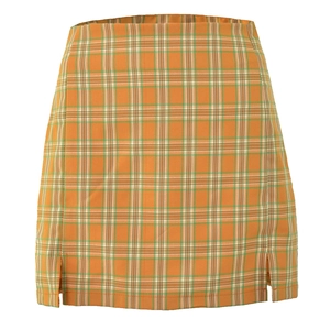 Détail de la mini-jupe à carreaux orange à taille haute avec fentes latérales et texture