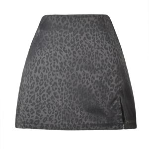 Mini-jupe en satin gris foncé à imprimé léopard avec taille haute et fente latérale