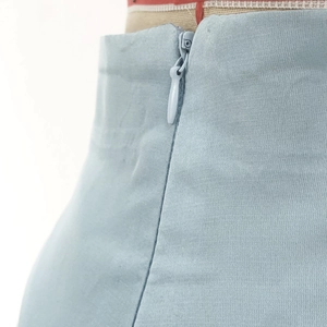 Himmelblauer Satin-Midirock mit hohem Bund und hochwertigem, verdecktem Reißverschluss-Detail