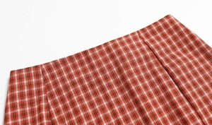 Détail de la mini-jupe à carreaux rouges montrant la taille et la texture du tissu