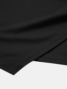 Détail de la jupe noire montrant les coutures à double aiguille et la texture du tissu