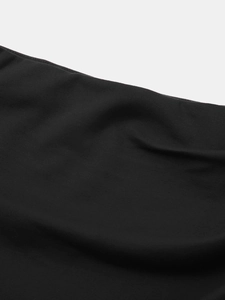 Vue détaillée du tissu noir haute élasticité et des coutures fines sur une minijupe