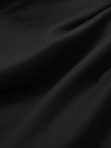 Gros plan sur le tissu drapé irrégulier de la jupe à texture tricotée douce
