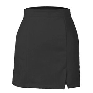 Détail d'une mini-jupe noire en daim à taille haute avec une fente latérale élégante