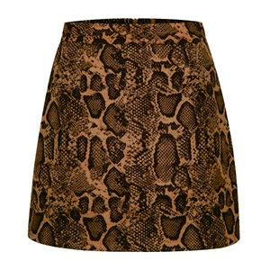 Gros plan sur la texture imprimé python et la taille haute de la mini-jupe en daim