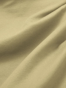 Gros plan sur le tissu textile vert olive avec texture de soie lisse et beau drapé