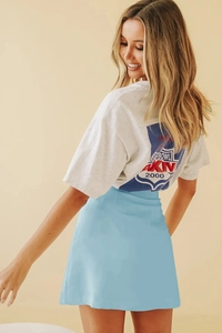 Gros plan sur T-shirt vintage blanc avec imprimé Super Bowl et jupe plissée bleu clair