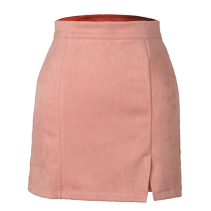 Détail d'une mini-jupe rose en similicuir suédé à taille haute avec fente latérale