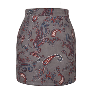 Détail d'une mini-jupe en daim à taille haute avec imprimé paisley gris foncé et floral