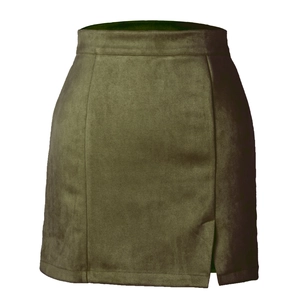 Détail de mini-jupe en daim vert foncé à taille haute avec fente latérale et texture