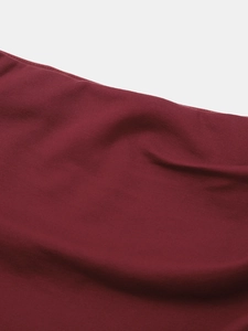 Détail du tissu froncé rouge foncé avec une finition de couture plate de haute qualité