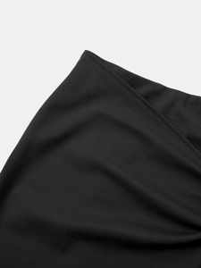 Gros plan détaillé sur les coutures à double aiguille et le tissu en maille noire