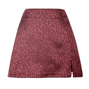 Détail de la fente latérale sur une jupe midi en satin avec imprimé léopard bordeaux