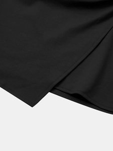 Détail de la jupe noire à taille haute avec fente latérale et coutures de précision